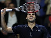 Roger Federer se raduje na Turnaji mistrů z vítězství nad Andy Murraym.