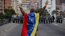 Obyvatelé Venezuely vyrazili do ulic na protest proti prezidentu Madurovi