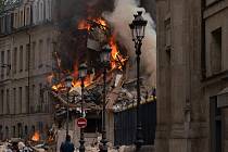 Výbuch v centru Paříže zranil minimálně šestnáct lidí. Několik budov v ulici Saint-Jacques hoří.