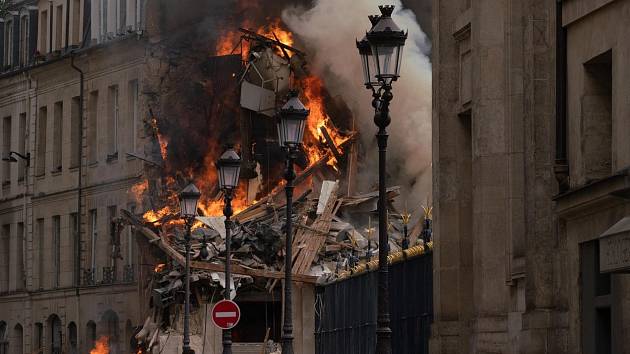 Výbuch v centru Paříže zranil minimálně šestnáct lidí. Několik budov v ulici Saint-Jacques hoří.