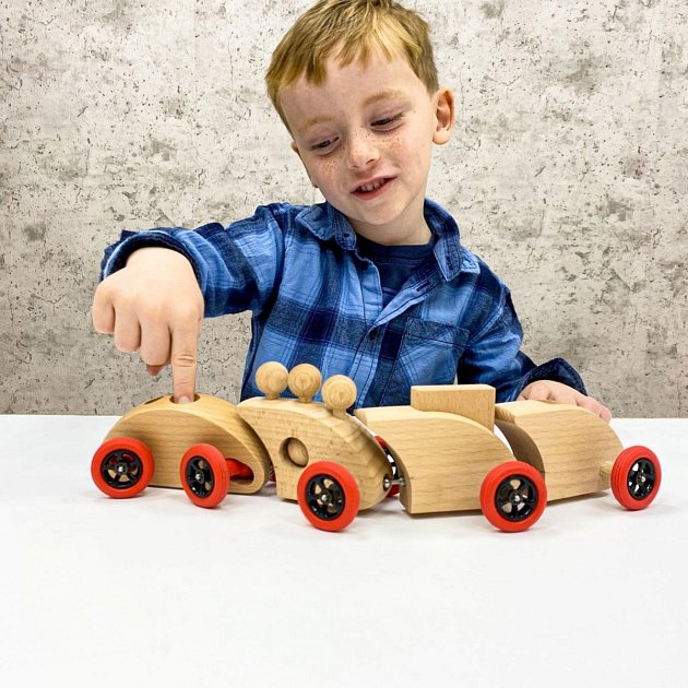 Výrobce dřevěných hraček chce být součástí dětských příběhů