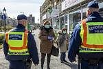 Maďarští policisté na ulici ve městě Békéscsaba kontrolují dodržování nařízení vydaných v souvislosti s koronavirovou epidemií.