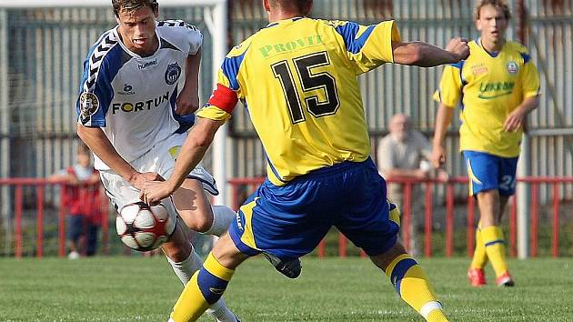 Fotbalisté Zlína (ve žlutém) prohráli doma ve 3. koel Poháru ČMFS s Libercem až na penalty.