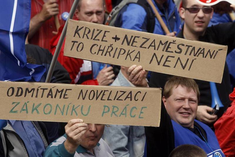 V Praze demonstrovaly desetitisíce lidí. Za řečnickým pultem se střídali odborářští předáci.