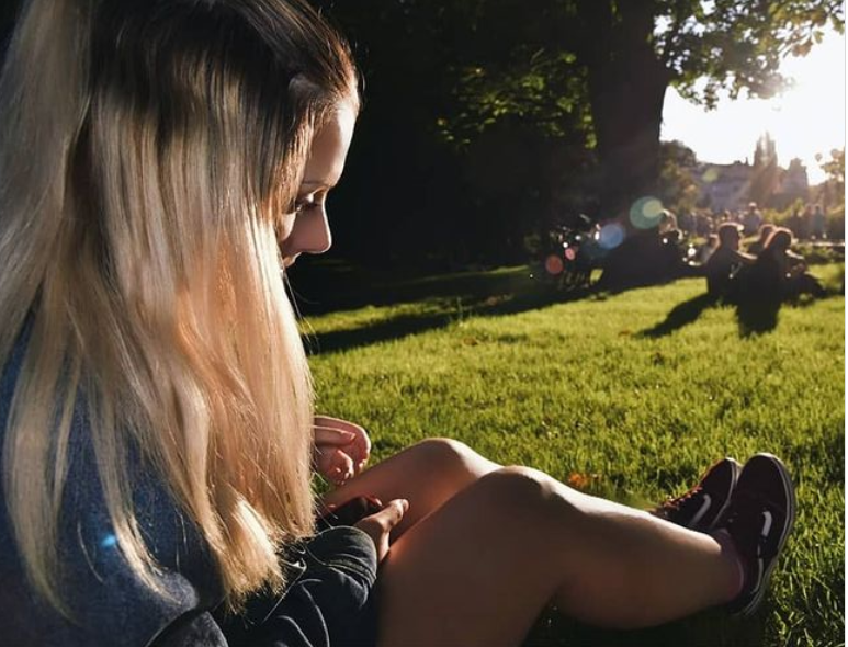 Jesika sleduje a poslouchá