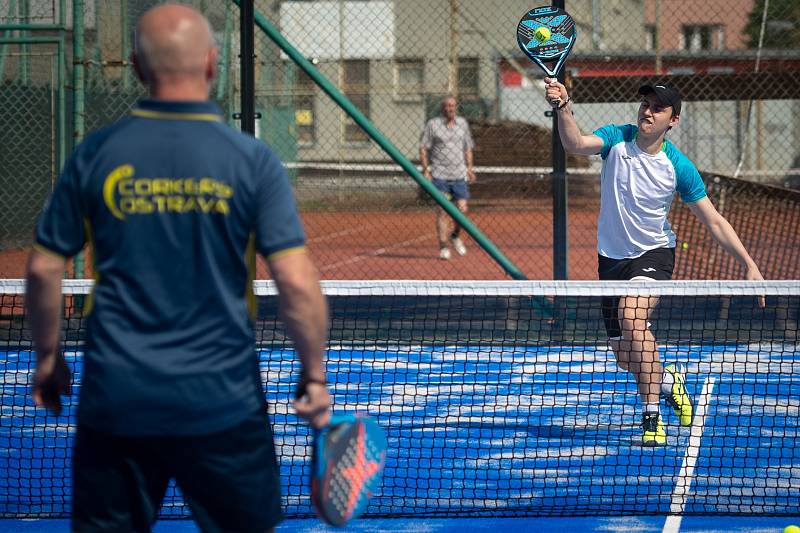 Tak se hraje padel, mix tenisu a squashe