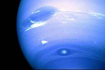 Neptun je označovaný i jako ledový obr. Typická je pro něj nebesky modrá barva.