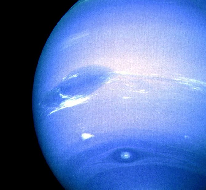 Neptun je označovaný i jako ledový obr. Typická je pro něj nebesky modrá barva.