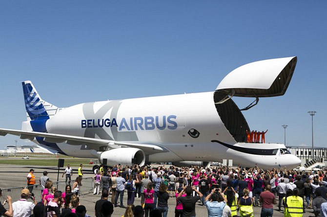 Nákladní letoun letoun Airbus BelugaXL po prvním zkušebním letu u francouzského města Toulouse