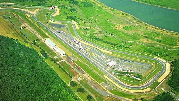 Letecký pohled na mostecký autodrom.