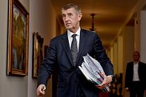 Premiér Andrej Babiš přichází na schůzi vlády