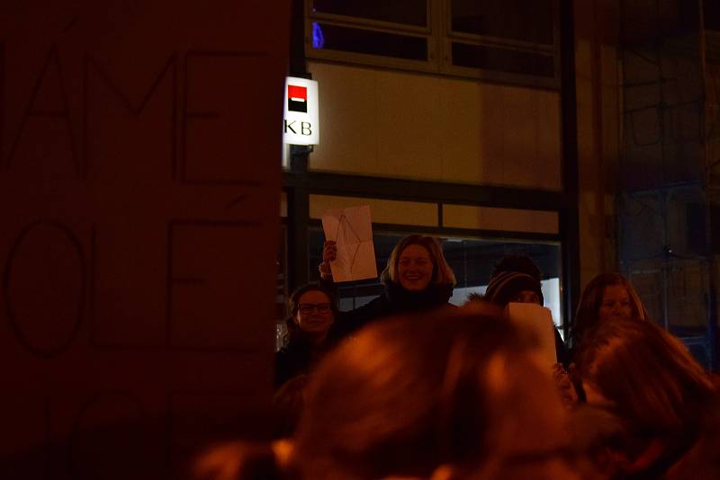 Tisíce lidí protestovali na náměstí Svobody v Brně proti takzvané mlátičce Zdeňkovi Ondráčkovi.