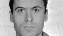 Policejní záběr Teda Bundyho z roku 1979, poté, co byl obviněn z vražd studentek v kampusu Floridské státní univerzity.