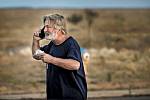 Herec Alec Baldwin telefonuje na parkovišti před šerifským úřadem v Santa Fe 22. října 2021 poté, co při natáčení filmu Rust zastřelil kameramanku a zranil režiséra