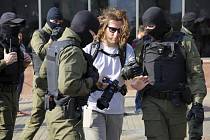 Běloruští policisté zatýkají fotožurnalistu na protestní akci žen v Minsku, 26. září 2020