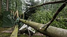 Silná bouře v noci na 15. července 2021 poničila stanový dětský tábor u u Nemojova na Trutnovsku