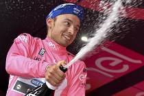 Gianluca Brambilla vyhrál osmou etapu na Giro d'Italia a oblékl se do růžového trikotu pro lídra.