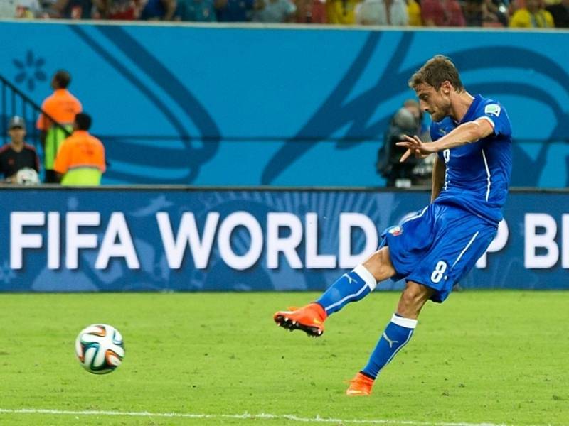 Claudio Marchisio z Itálie střílí gól proti Anglii.