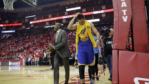 Stephen Curry z Golden State si v zápase proti Houstonu poranil koleno.