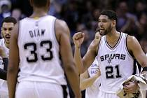 Tim Duncan (vpravo) se raduje z vítězství San Antonia.