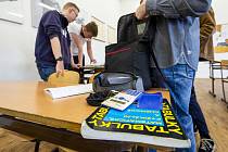 Studenti Střední průmyslové školy v Ústí nad Labem se chystají 1. června 2020 na didaktický test státní maturity z matematiky. Jarní termín se kvůli pandemii koronaviru letos posunul. Původně se testy měly konat na začátku května.