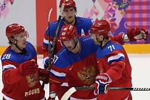 Hvězdná čtyřka. Hokejisté Ruska (zleva) Alexander Sjomin, Alexander Radulov, Ilja Kovalčuk a Alexander Ovečkin se radují z gólu.