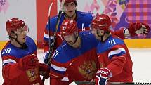 Hvězdná čtyřka. Hokejisté Ruska (zleva) Alexander Sjomin, Alexander Radulov, Ilja Kovalčuk a Alexander Ovečkin se radují z gólu.