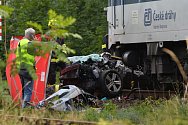 Při srážce osobního vozu s vlakem na železničním přejezdu v Černožicích na Královéhradecku zemřeli 14. července 2019 čtyři lidé