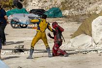 Natáčení filmu Deadpool 3, kde si Hugh Jackman znovu zahraje Wolverina (vlevo) a Ryan Raynolds Deadpoola (vpravo)