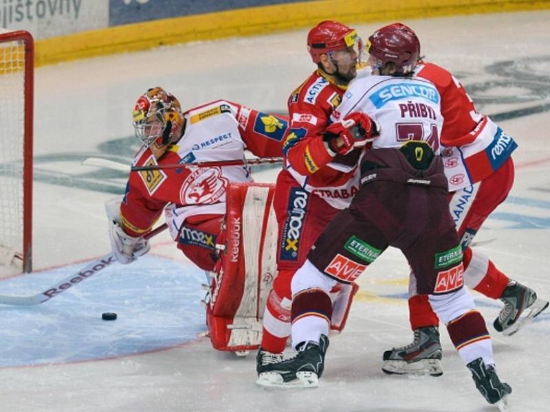 Hokejisté Slavie vyhráli i třetí pražské derby sezony. Ve 35. kole porazili Spartu 4:3 po samostatných nájezdech a připsali si celkově čtvrtou výhru za sebou nad městským rivalem. 