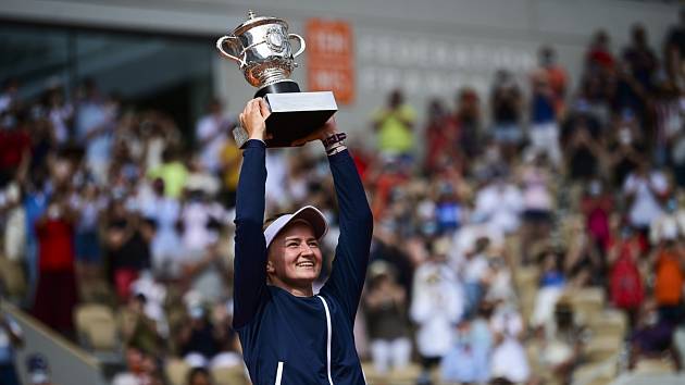 Barbora Krejčíková s trofejí z Roland Garros