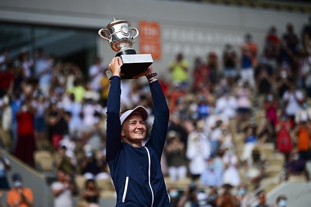 Barbora Krejčíková s trofejí z Roland Garros