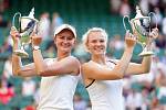 Barbora Krejčíková a Kateřina Siniaková po výhře na Wimbledonu