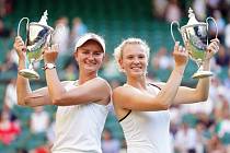 Barbora Krejčíková a Kateřina Siniaková po výhře na Wimbledonu.