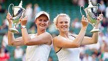 Barbora Krejčíková a Kateřina Siniaková po výhře na Wimbledonu