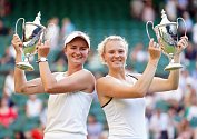 Barbora Krejčíková a Kateřina Siniaková po výhře na Wimbledonu.