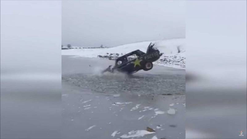 Zapálené auto vletí do zamrzlého jezera