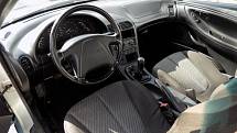 Ve výbavě se mezi airbagy, el. okny, centrálním zamykáním a posilovačem řízení najde i elektrické střešní okno a nastavitelný volant. Počet najetých kilometrů? 148 688 km. Nic hrozného pro auto z roku 1994.