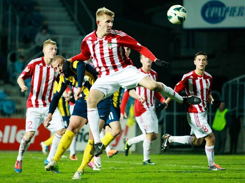 Fotbalisté Viktorie Žižkov (v červenobílém) proti Opavě.