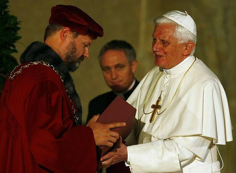 Papež Benedikt XVI. se setkal ve Vladislavském sále Pražského hradu se zástupci vysokých škol. Papež si tento bod programu jako bývalý profesor sám vymínil. Sešlo se zde asi 800 profesorů a studentů.