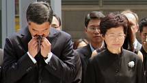 Šéf hongkongské exekutiv Leung Čchun-jing a hlavní tajemnice hongkongské administrativy Carrie Lamová truchlí nad oběťmi srážky trajektů
