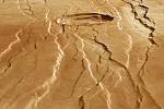 Tyto úzké prohlubně (fossae) byly vytvořeny, když se z planetární kůry Marsu zvedl sopečný štít Alba Mons, čímž došlo k pokřivení a rozbití okolního povrchu.