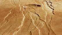 Tyto úzké prohlubně (fossae) byly vytvořeny, když se z planetární kůry Marsu zvedl sopečný štít Alba Mons, čímž došlo k pokřivení a rozbití okolního povrchu