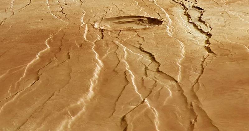 Tyto úzké prohlubně (fossae) byly vytvořeny, když se z planetární kůry Marsu zvedl sopečný štít Alba Mons, čímž došlo k pokřivení a rozbití okolního povrchu