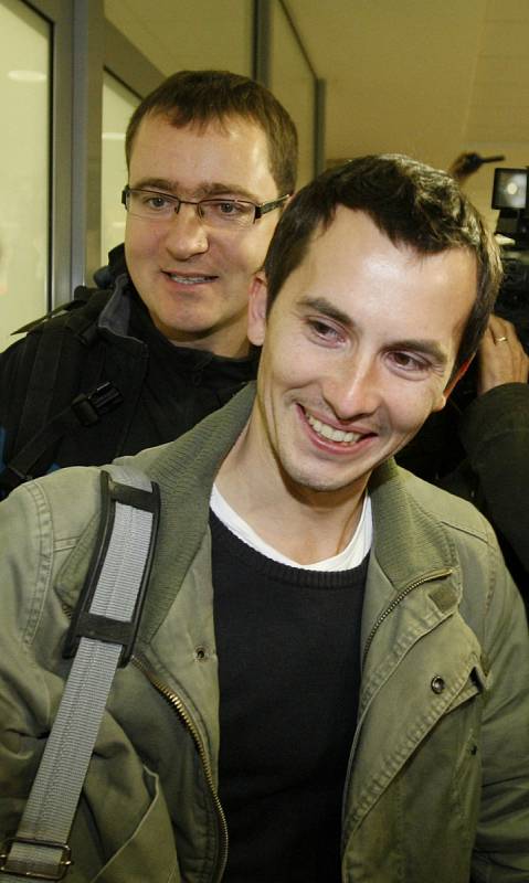 Martin Pezlar a Ivan Buchta, počítačovi programátoři věznění v Řecku, přiletěli na letiště Václava Havla v Praze.