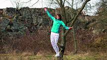 Slackline si vyzkoušela i autorka článku Michaela Bučková