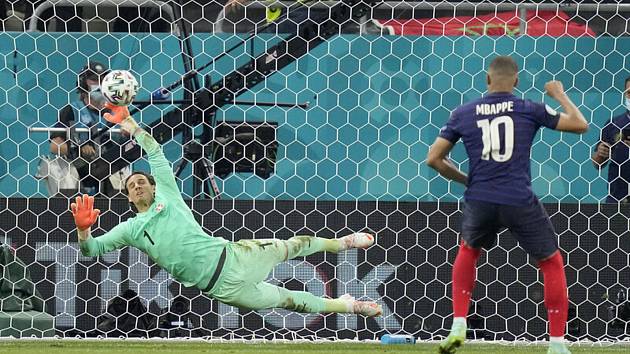 Švýcarský brankář Yann Sommer (vlevo) chytá v rozstřelu osmifinále ME penaltu Kyliana Mbappého.