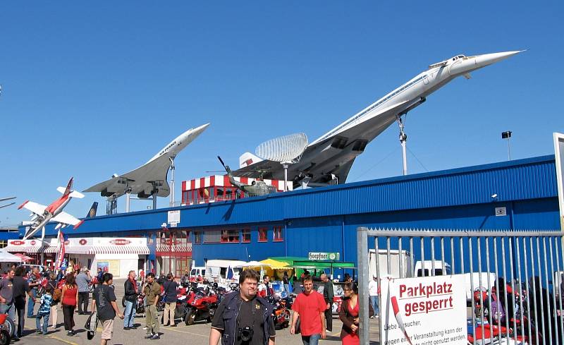 V technickém muzeu v Sinsheimu u Frankfurtu jsou k vidění oba konkurenti na poli nadzvukových dopravních letadel, a to jak Concorde (vlevo), tak sovětský Tupolev Tu-144