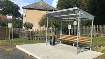 Obec vybudovala nové autobusové zastávky. Silnici opravil kraj před dvěma roky.