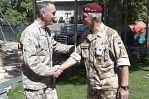 Náčelník generálního štábu české armády generál Petr Pavel (vpravo) se setkal 21. června v Kábulu s americkým velitelem ISAF Josephem Dunfordem.